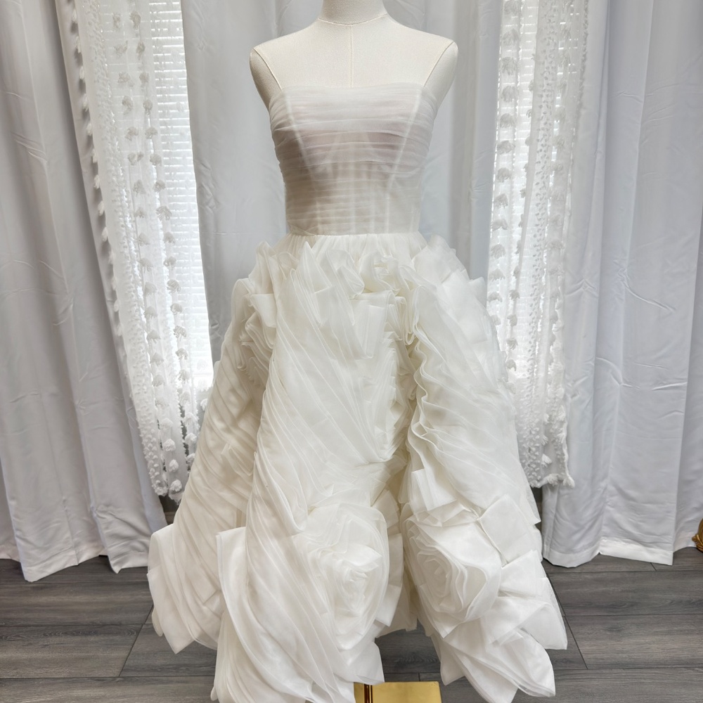 Its Milla Dramatically flowered tulle dress white Corset Size 6 Medium NWOT